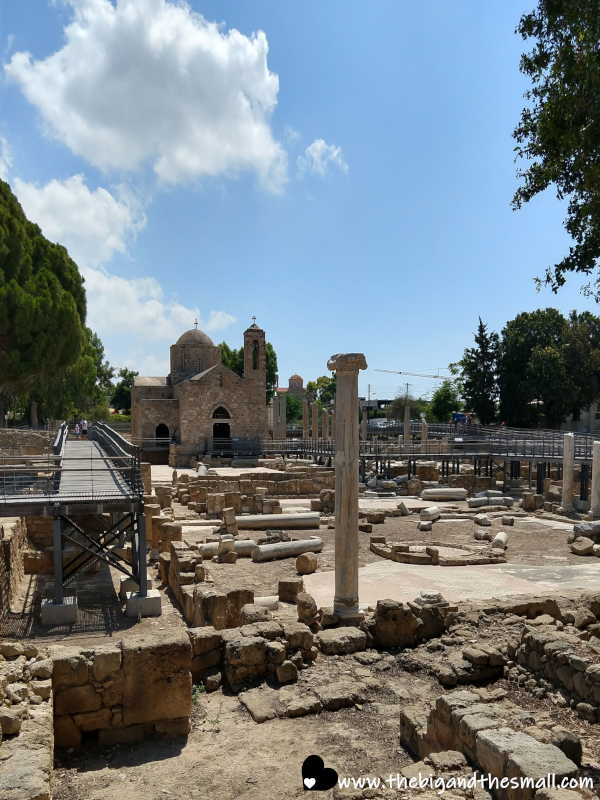 Walkway around ruins.png